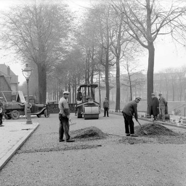 Kenteken: A 17936; 's-Hertogenbosch, Van der Does de Willeboissingel, het aanbrengen van een nieuw wegdek ter hoogte van de Enckevoirtstraat, November 1931, foto: Fotoperbureau het Zuiden (0033235)