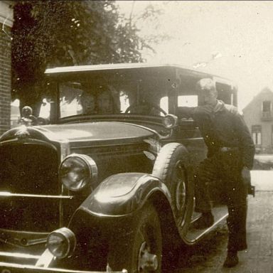 Kenteken: A 19036; Egbert Harm Haak naast de Opel, Stadskanaal, 1935, foto: B. Haak
