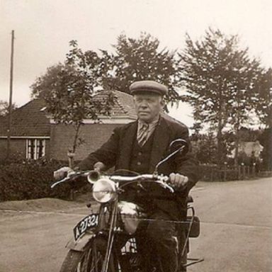 Kenteken: A 27324; Koert Noordhof op de motor, foto: J. J. Doornbosch
