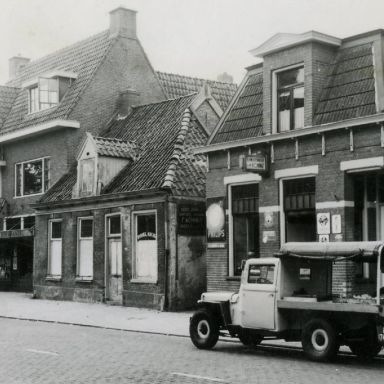 Kenteken: A 17452; Jeep, Haren, Rijksstraatweg, foto: collectie gemeente Haren