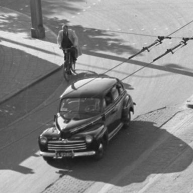 Kenteken: A 9280; Ford Deluxe, Groningen, Herebrug, 29-05-1951, foto: uitsnede 2437-3020.jpg; Fotograaf: Gemeentepolitie