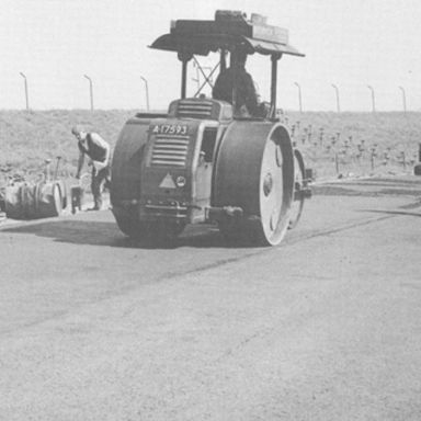 Kenteken: A 17593; Assen, aanbrengen asfaltverharding op het T.T. cirquit, foto: <a href='http://www.bouwmachinesvantoen-archief.nl/' target='_blank'>bouwmachinesvantoen</a>