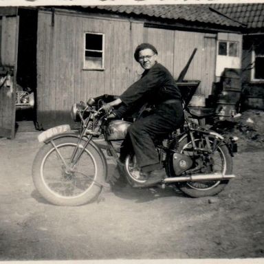 Kenteken: A 33072; De FN motor bij de garage van Jan Heikens aan de Jabbingelaan, Onstwedde, ca. 1949, foto: C. Luring