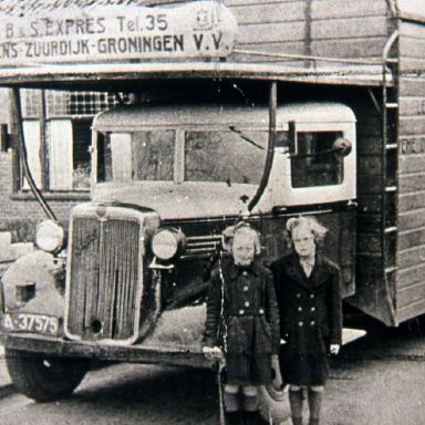 Kenteken: A 37575; Kina en Aaltje Staal voor de Bedford, B & S staat voor Bronkema en Staal, foto: archief W. Mollema