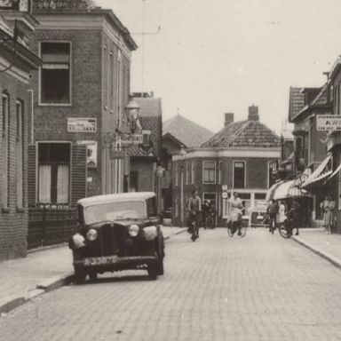 Kenteken: A 33875; DKW, Uithuizen, Hoofdstraat ca. 1949, foto: uitsnede 1986-17154.jpg