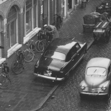 Kenteken: A 48831; Ford, Groningen, Pelsterstraat ca. 1955, foto: uitsnede 1785-25339.jpg