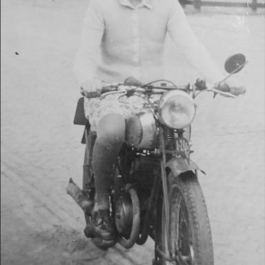 Kenteken: A 2882; Anna Laanstra-Laanstra op de motor, It West. Augustinusga, foto:  Facebook <a href='https://www.facebook.com/photo/?fbid=2335761116618505&set=g.445224364261046' target='_blank'>Ald Surhuzum en Stynsgea ynt ferline</a>