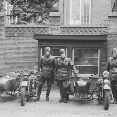Kenteken: A 32704; Deelnemers motorwedstrijd GPSV 11-04-1947, foto: archief Piet Boonstra