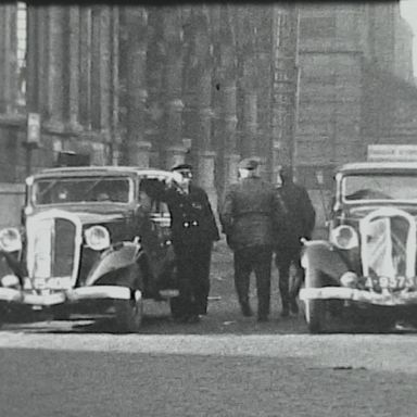 Kenteken: A 9573; Citroën Rosalie A-15406 en Citroën Rosalie A-9573, foto: still uit de film "De stad Groningen deel II" K. Terpstra, 1938-1942 coll. GrA (AV7587)