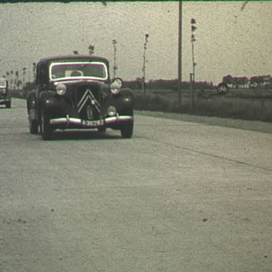 Kenteken: A 39282; Citroën TA, foto: still uit de film "Tocht Ouden van Dagen gemeente Termunten", Friedel Tahl, Foto Modern Winschoten, 06-1952, coll. GrA (2209-AV7016)