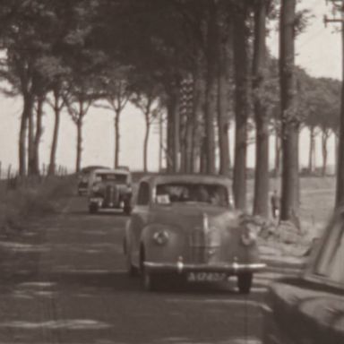 Kenteken: A 17427; Austin A40, foto: still uit de film <a href='https://tinyurl.com/k4wm57t5' target='_blank'>De ZLM presenteert: journaal 1949, dl. 2, 1949</a>
