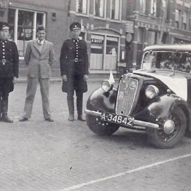 Kenteken: A 34842; Austin Eight voor het Politie Bureau, Martiniplen, Sneek, foto: H. E. Boonstra