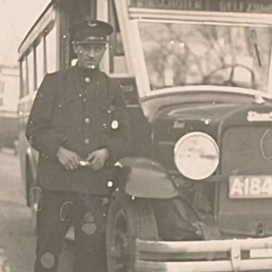 Kenteken: A 18464; Stewart, still uit <a href='https://www.youtube.com/watch?v=bXxlMExXd7Q' target='_blank'>"Tocht om de Noord: Ol Grait en de bus"</a>