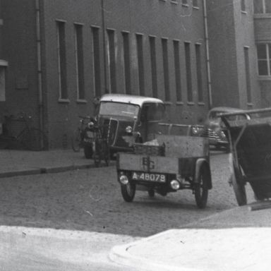 Kenteken: A 48078; Motorbakfiets, Groningen, Akerkhof, 1952, foto: uitsnede 2248-3613.jpg; Fotograaf: Fotobedrijf Piet Boonstra