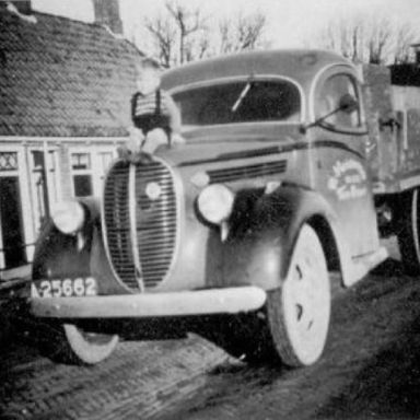 Kenteken: A 25662; Ford, foto: collectie <a href='http://www.transportnostalgie.punt.nl/' target='_blank'>transportnostalgie.punt.nl</a>