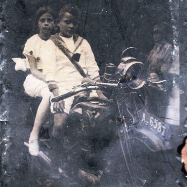 Kenteken: A 6587; Geeske van Gelderen en haar broer Binne op de motor, april 1929, tintypefoto: H. Prins