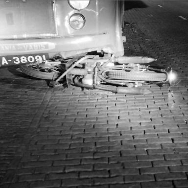 Kenteken: A 38091; Aanrijding Scania Vabis autobus met motorfiets Groningerstraat Assen,12-11-1953 foto: L. Huizinga