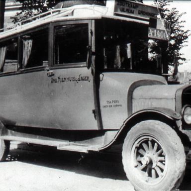 Kenteken: A 14068; Kees Nienhuis naast de Ford bus , foto: archief W. Mollema