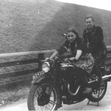 Kenteken: A 24301; BSA, Hillie Toxopeus en Klaartje Visser uit Zoutkamp, foto: archief W. Mollema