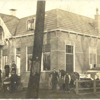 Kenteken: A 1169; NSU,  Bierhandel aan de Slochterstraat, Sappemeer, foto: Gemeentearchief Hoogezand-Sappemeer (12068)