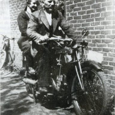Kenteken: A 15659; Anne Westerdiep met dochter Trijntje op de Gillet, 1929. foto: Clubmededelingen nr. 327, juni 1991, Veteraan Motoren Club