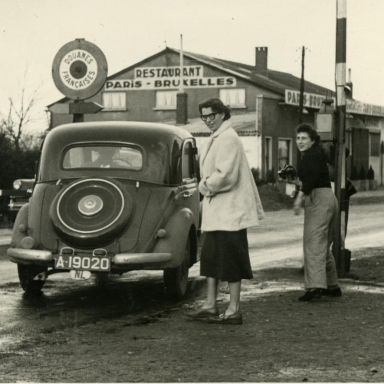 Kenteken: A 19020; Mercedes voor de grensovergang naar Frankrijk, december 1951, foto: J.P.A. Wortelboer