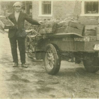 Kenteken: A 24025; Geert Loots, venter, later groente- en visboer, Kerkstraat 6, Muntendam, foto: H. Loots