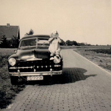 Kenteken: A 9223; Ford Vedette, op de motorkap dochter Addy Heikens, foto: C. Luring
