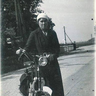 Kenteken: A 21824; Zijldijk, Trijntje Stientje Olsder en haar  Burgers ENR met ILO-motor, foto: B. van Dam