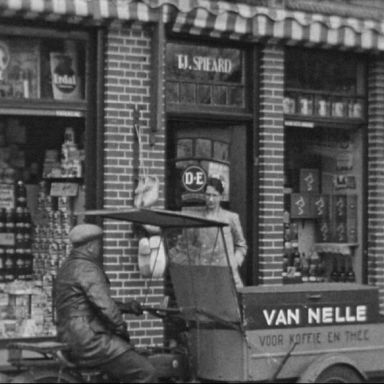 Kenteken: A 22421; Motorbakfiets, foto: Still uit GAVA-film AV7574, 1936