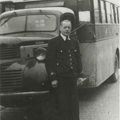 Kenteken: A 36548; Dodge met noodcarrosserie, chauffeur H. Loman, foto: J. Harmsen