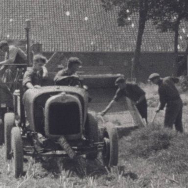 Kenteken: A 16138; Omgebouwde Ford, foto: still uit de film "Een boerenbedrijf in ’t Oldambt", H. Aling, 1948-1949, coll. GrA (2209-13421)