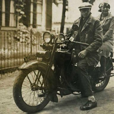 Kenteken: A 15886; Klaas Bosma en Maria Huisman op de Harley-Davidson motor, foto: H. A. Bosma