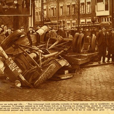 Kenteken: A 21983; Ford, Het Noorden in Woord en Beeld 8-01-1934, foto: archief W. Mollema