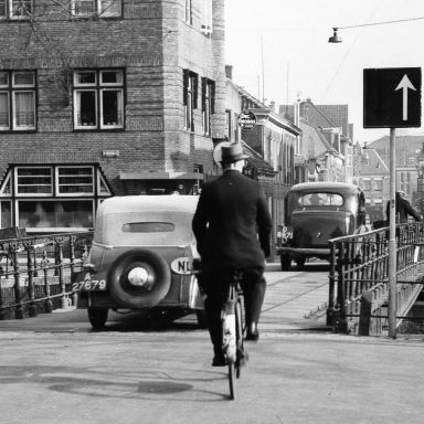 Kenteken: A 27679; DKW, Groningen, Sint Jansbrug 1939, foto: uitsnede 1785-27502.jpg