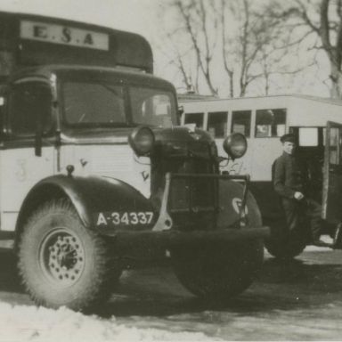 Kenteken: A 35170; Twee Austin bussen van de ESA, Heerenveen, 1946, foto: J. Harmsen