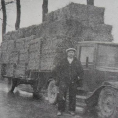 Kenteken: A 16556; De Chevrolet vrachtauto van P. Wit met chauffeur J. Spijk, ca. 1930 foto: collectie Gemeente Eemsmond 6549.jpg