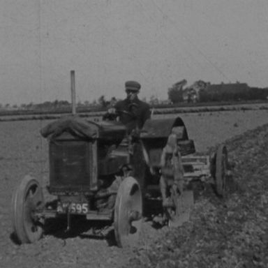 Kenteken: A 16595; Fordson, foto: Still uit GAVA-film AV0909
