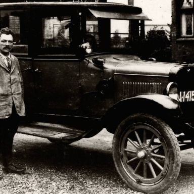 Kenteken: A 14159; Abel Borg naast de Overland, Appingedam, Wilhelminaweg, 14-10-1929 (818-19984)