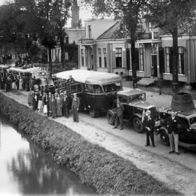 Kenteken: A 24927; Noorderstraat Sappemeer 1934, uitstapje per Gado bussen van de leden van de Cooperatie Eendracht maakt Macht, foto: collectie Gemeentearchief Hoogezand-Sappemeer (1425)