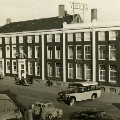 Kenteken: A 42712; Hotel Restaurant WEEVA ca. 1950, foto uit archief Dorsvereniging Niezijl e.o. (1920.188)