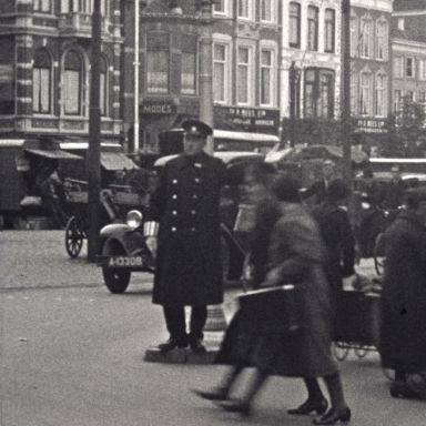 Kenteken: A 13308; Dodge, foto: still uit "Verkeersfilm", C. van der Mei, 1934, coll. GrA (2209-0176)