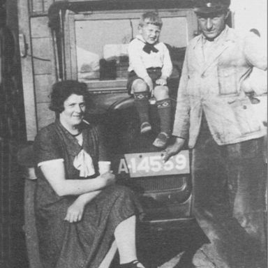 Kenteken: A 14559; Chevrolet, Bode Harm Spakman, Harmke Spakman-Van Calker en zoon Flip, 1934 foto: J. Smits