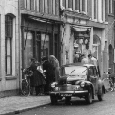 Kenteken: A 18646; Renault 4, Groningen, Oude Kijk in 't Jatstraat 1953, foto: uitsnede 1785-28803.jpg