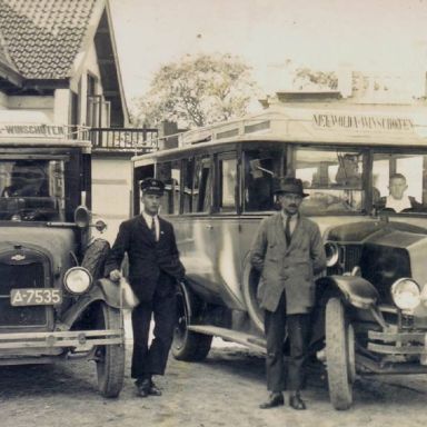Kenteken: A 6956; Prengers busbedrijf De Noord Ooster tijdens een dagtrip naar Zuidlaren. Rechts chauffeur Adriaan Vette. Foto: H. Zeeman