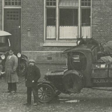 Kenteken: A 8257; Winschoterdiep, de 2 vrachtwagens van de Albino maatschappij (A-8257 en A-11550) ca. 1927, foto: uitsnede 1785-25600.jpg