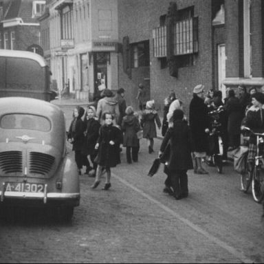 Kenteken: A 41302; Renault, 4 CV ca. 1950, foto: Still uit GAVA-film AV7165