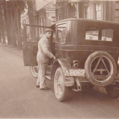 Kenteken: A 8062; Jannes Bischoff bij zijn Chevrolet, foto: <a href='https://nl-nl.facebook.com/HistorySappemeer/' target='_blank'>facebookpagina History Sappemeer</a>
