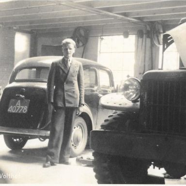Kenteken: A 40778; Ford Anglia, Noordbroek, garage D. Wolthof, Andries Jan Wolthof, de zoon van Deddo, verkocht deze Ford aan de familie Jansen, foto: D. Wolthof