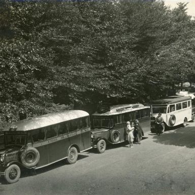 Kenteken: A 3651; Groninger bussen in Emmen, ca. 1935, foto: <a href='https://www.facebook.com/photo.php?fbid=961529489515350&set=pb.100069749246018.-2207520000&type=3' target='_blank'>Oud Bellingwedde</a>